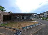 介護施設前の景色と建物