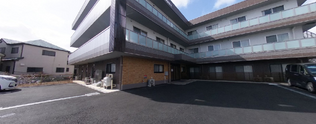モダンな介護施設の入口