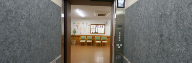 介護施設のエントランスと廊下