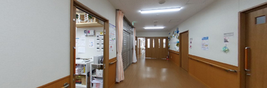 介護施設内の広々とした廊下