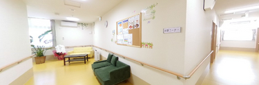 職員用廊下の清潔で広々とした空間