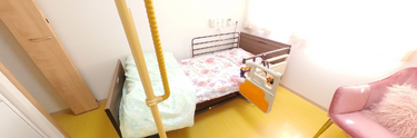 明るい居室と介護用設備