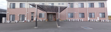 介護施設の外観と駐車スペース
