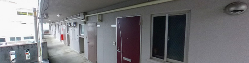 介護施設の外廊下と部屋