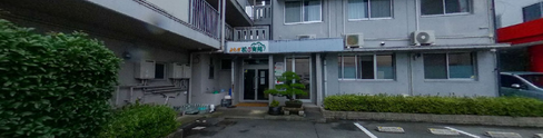 介護施設の外観と駐車場