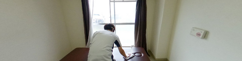 介護施設の居室とスタッフ
