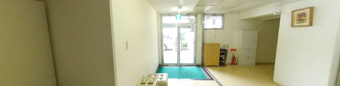 広々とした介護施設の廊下