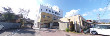 介護施設の外観と駐車場