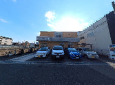 施設の入口と駐車場です