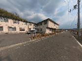広々とした建物と駐車場