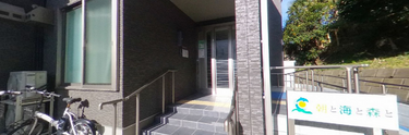 清潔感のある介護施設外観