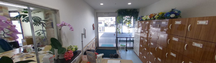 介護施設の受付と廊下
