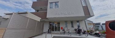 ヘルスケア施設の入口と外観