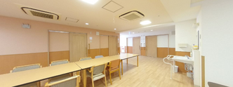 広々とした介護施設のリビング