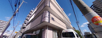 介護施設前の通りと建物