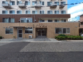 自転車置場と施設前面
