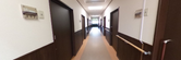 職員用通路と収納のある廊下