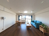 広々とした明るい部屋