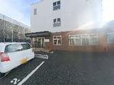 広々とした駐車場のある施設