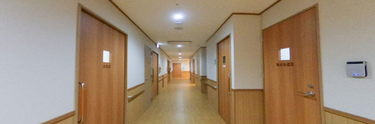 広々とした介護施設内部