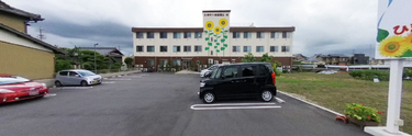介護施設外観と駐車場
