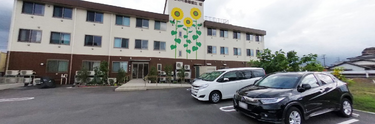 介護施設のエントランスと外観