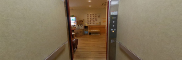 明るく広々とした介護施設内