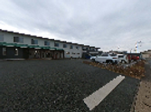 広い駐車場の外観