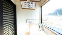 清潔感あふれる介護施設入口