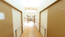 広々とした介護施設の内廊下