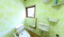 手すり付きトイレの介護施設内
