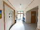 明るい廊下と休憩スペース