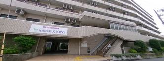 介護施設の外観と通り