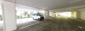 広々とした介護施設駐車場