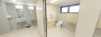 バリアフリーの明るいトイレ施設