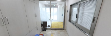介護施設内部の廊下と居住空間
