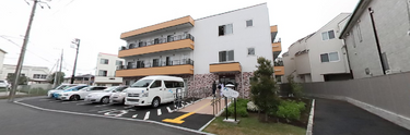 介護施設の外観と通り