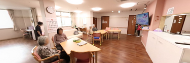 明るく清潔な施設の居間