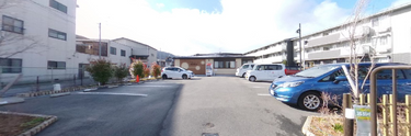 晴天時の施設外観と周辺風景