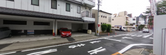 街中の角地に建つ白い建物