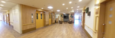 清潔で広々とした施設の廊下
