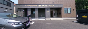 介護施設のエントランスと周辺