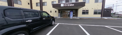 清潔感のある介護施設外観