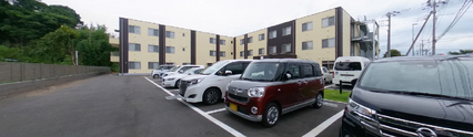 施設前の駐車場と外観の眺め