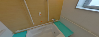 職員用浴室の内観