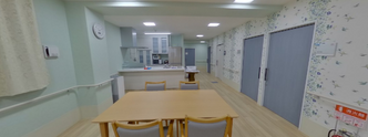広々とした介護施設の居間風景