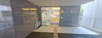職員用入口と駐車場付き施設