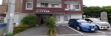 施設の外側と入り口