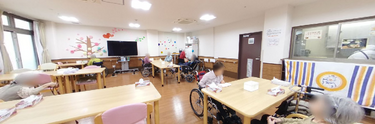 介護施設内の明るい共有スペース