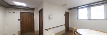 ゆったりした通路のある施設